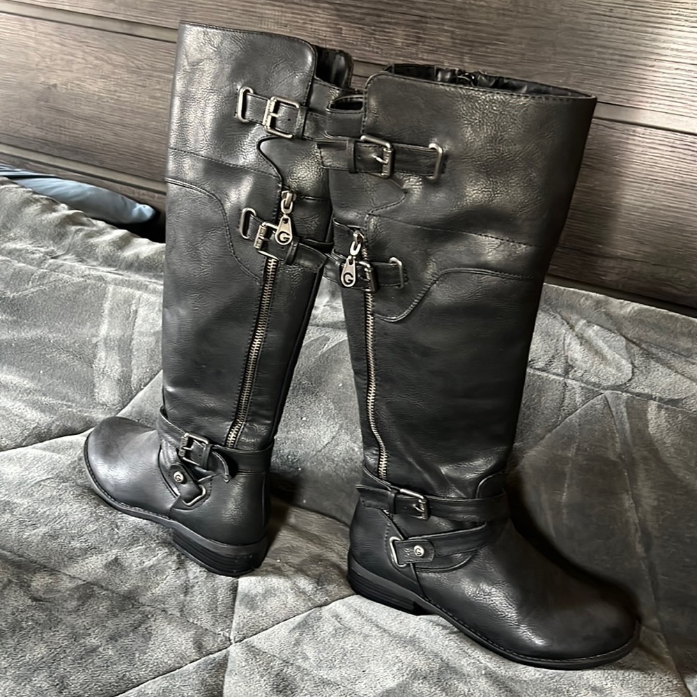 Size 6, dark gray below the knee boots, worn a couple times. Like new.